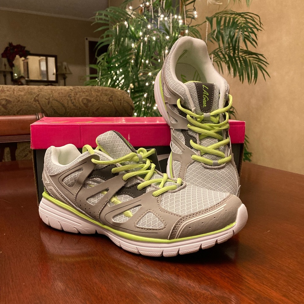 L.A Gear sneaker size 8 1/2 medium  NWT